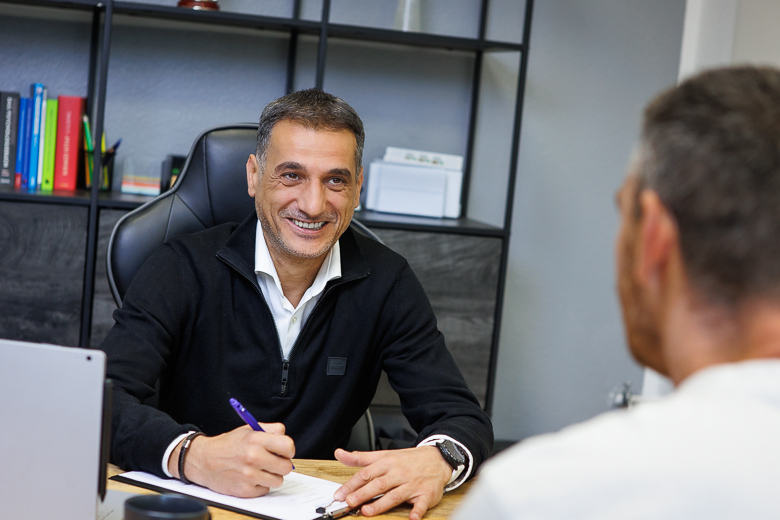 Niyazi Cabuk in einem Beratungsgespräch mit einer anderen Person