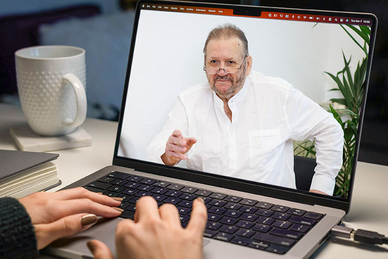 Lothar Trams auf einem Laptop Bildschirm in einer Online-Beratung