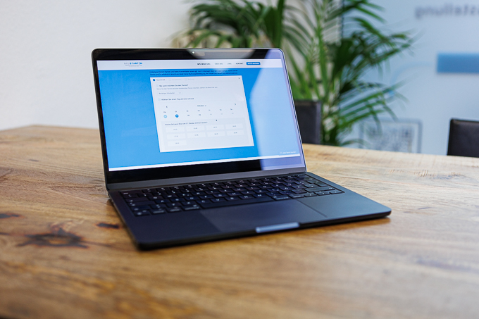 Aufgeklappter Laptop mit Terminbuchung auf dem Display